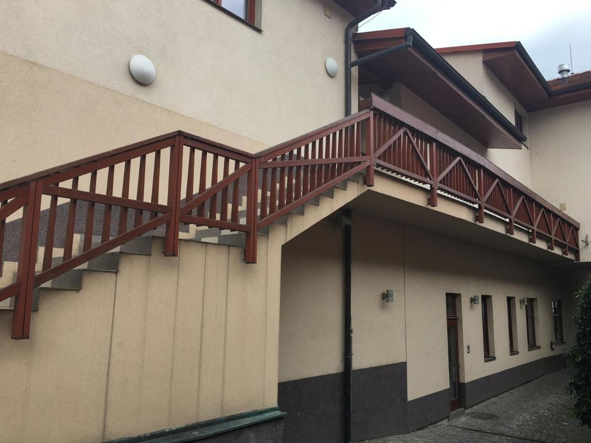 Отель Kounicky Dvur Dolni Kounice Экстерьер фото