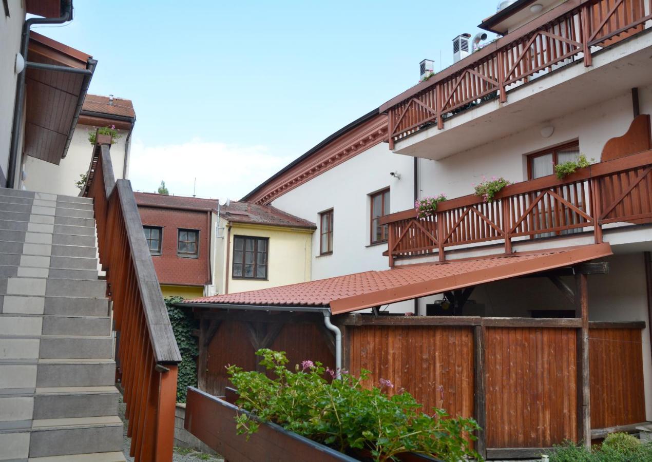 Отель Kounicky Dvur Dolni Kounice Экстерьер фото